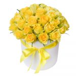 Цветы в коробке с розами